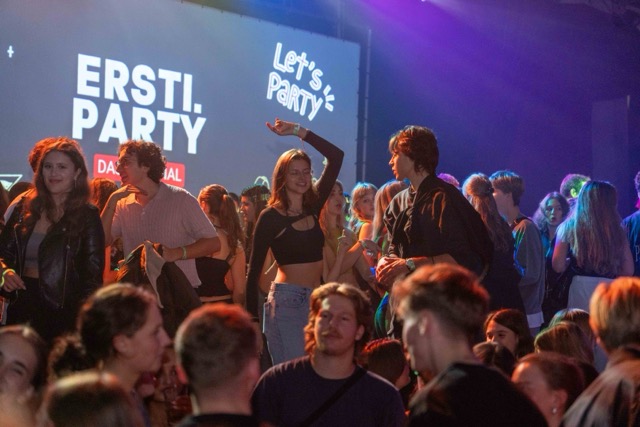 ersti.party crowd in front of the ERSTI.PARTY screen