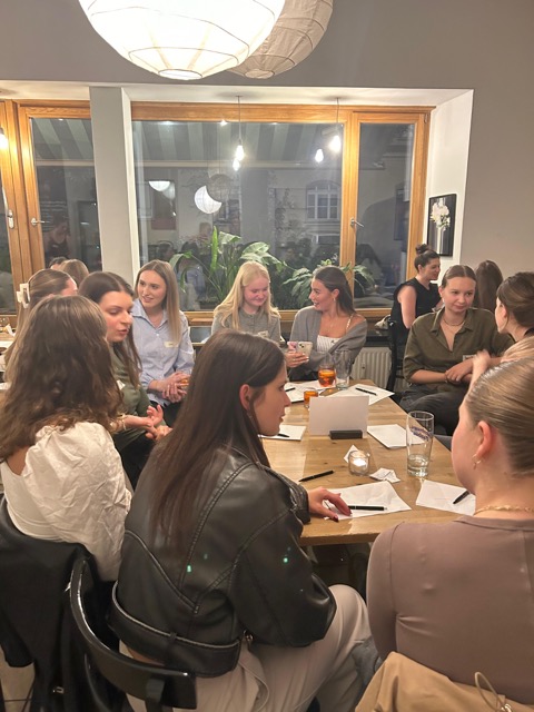 Socialhood girls speed-friending evening